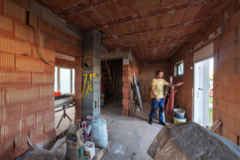 Nevidiaci stavebník realizuje dom svojpomocne. Kvalitu práce by sa od neho mohli učiť mnohé firmy.