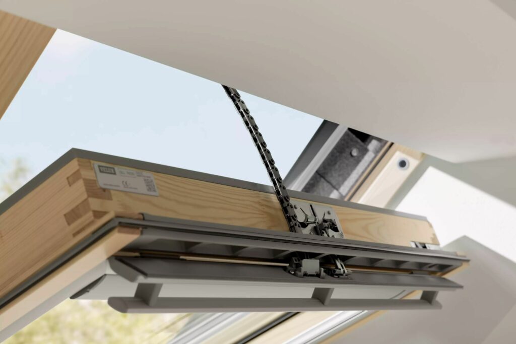 Otvorené motorizované strešné okno VELUX s elektrickým pohonom