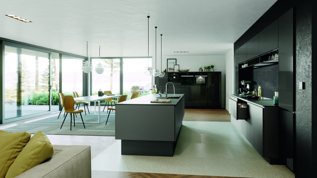 Priestranná kuchyňa s veľkými posuvnými dverami a výhľadom do záhrady