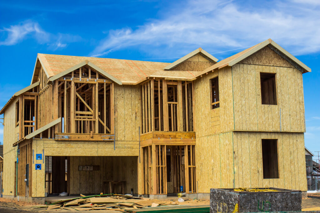 Rozostavaný montovaný dom z drevenej konštrukcie počas výstavby