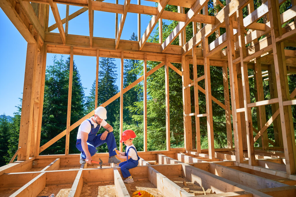 Výstavba montovaného domu v drevenej konštrukcii, otec pracuje so synom