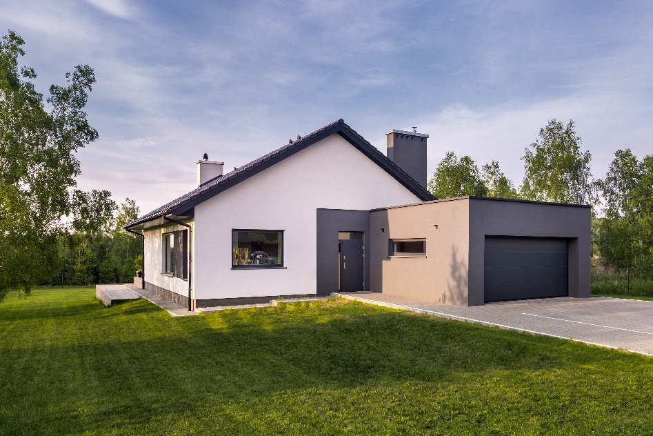 Moderný dvojpodlažný dom s bielou fasádou a veľkými oknami, dlhodobo čistá biela fasáda vďaka systému Baumit Crystal.