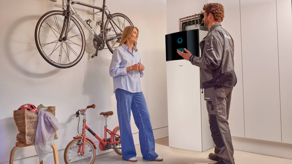 Technik vysvetľuje ovládanie tepelného čerpadla Daikin Altherma 4 v domácnosti