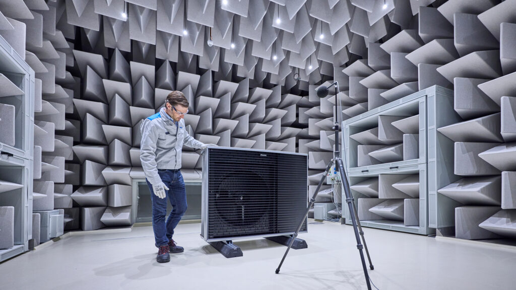 Test hlučnosti vonkajšej jednotky Daikin Altherma 4 v akustickej komore