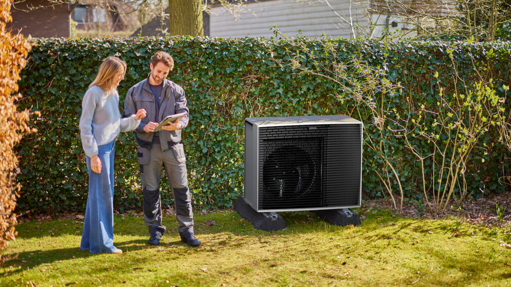 Odborná montáž vonkajšej jednotky tepelného čerpadla Daikin Altherma 4 v záhrade