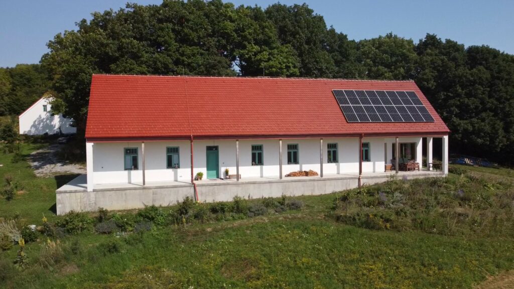 Dlhý biely dom s gánkom a solárnymi panelmi, stavba z Ytongu pre komfortné bývanie Xella