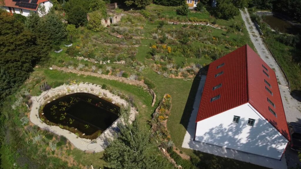 Pozemok v kopaniciach s jazierkom a záhradou pri dome z Ytongu, udržateľné riešenie Xella