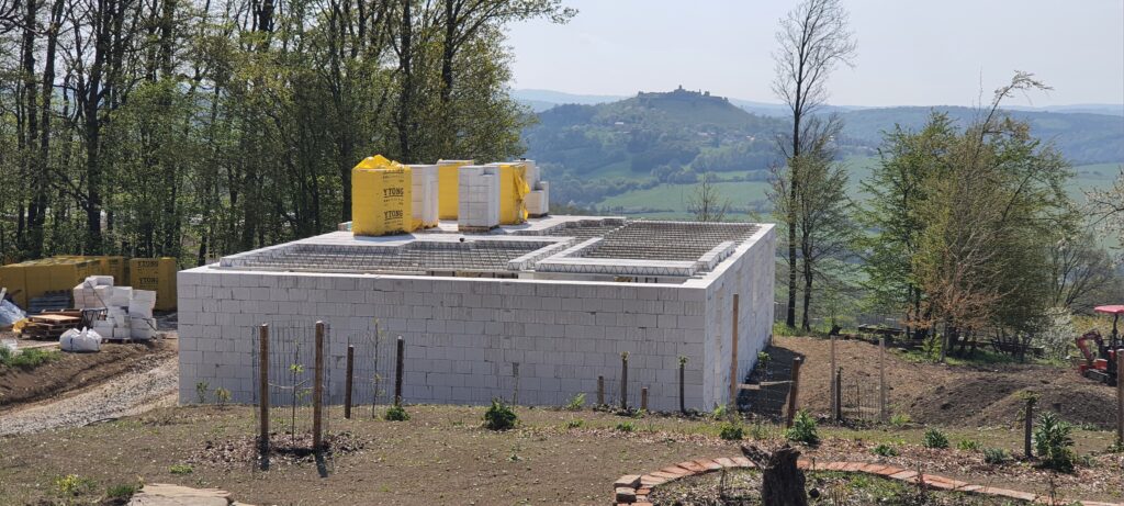 Základy a nosné múry z Ytongu na svahovitom pozemku, výstavba domu v kopaniciach Xella