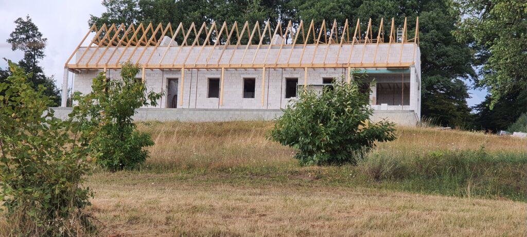 Hrubá stavba rodinného domu z tvárnic Ytong počas montáže krovu, systémové riešenie Xella