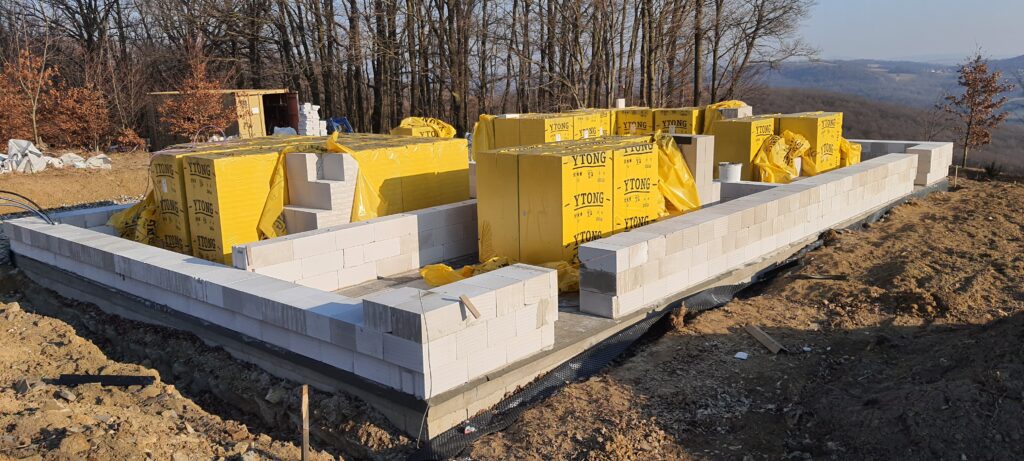 Murivo z tvárnic Ytong a stavebný materiál na stavbe domu, moderné bývanie a udržateľnosť Xella