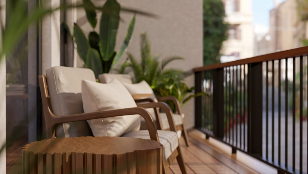 Útulný balkón zariadený ako druhá obývačka s pohodlnými kreslami, dreveným stolíkom a zeleňou