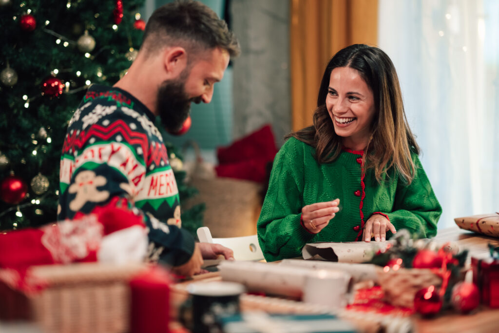 rodina balí last minute darčeky pre domácnosť pri vianočnom stromčeku