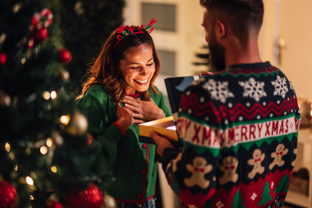 odovzdávanie last minute darčeka pre domácnosť pri vianočnom stromčeku